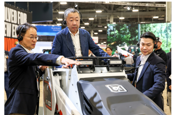 박정원 두산 회장, 美 콘엑스포 방문...건설장비 AI 경쟁력 점검 - 뉴스 썸네일 이미지