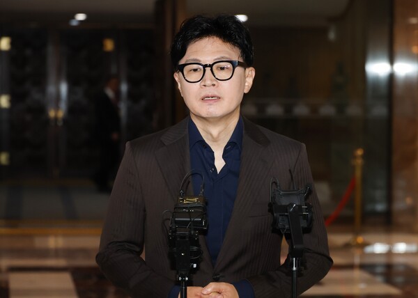 <b>한동훈</b>, <b>김민석</b> 형사조치 예고…"검찰서 자료 받은 적 없다"