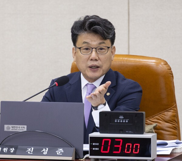 한동훈, <b>진성준 DMZ</b> 지뢰 <b>발언</b>에 "대한민국 국방위원장 맞나"